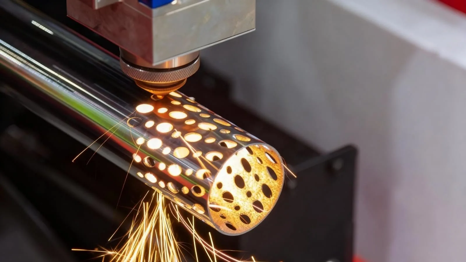 Fiber lazer ile delikli boru kesimi